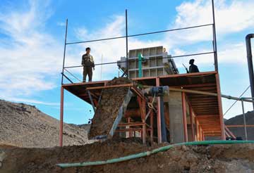 經(jīng)脫水后板框壓濾機排出的濾餅